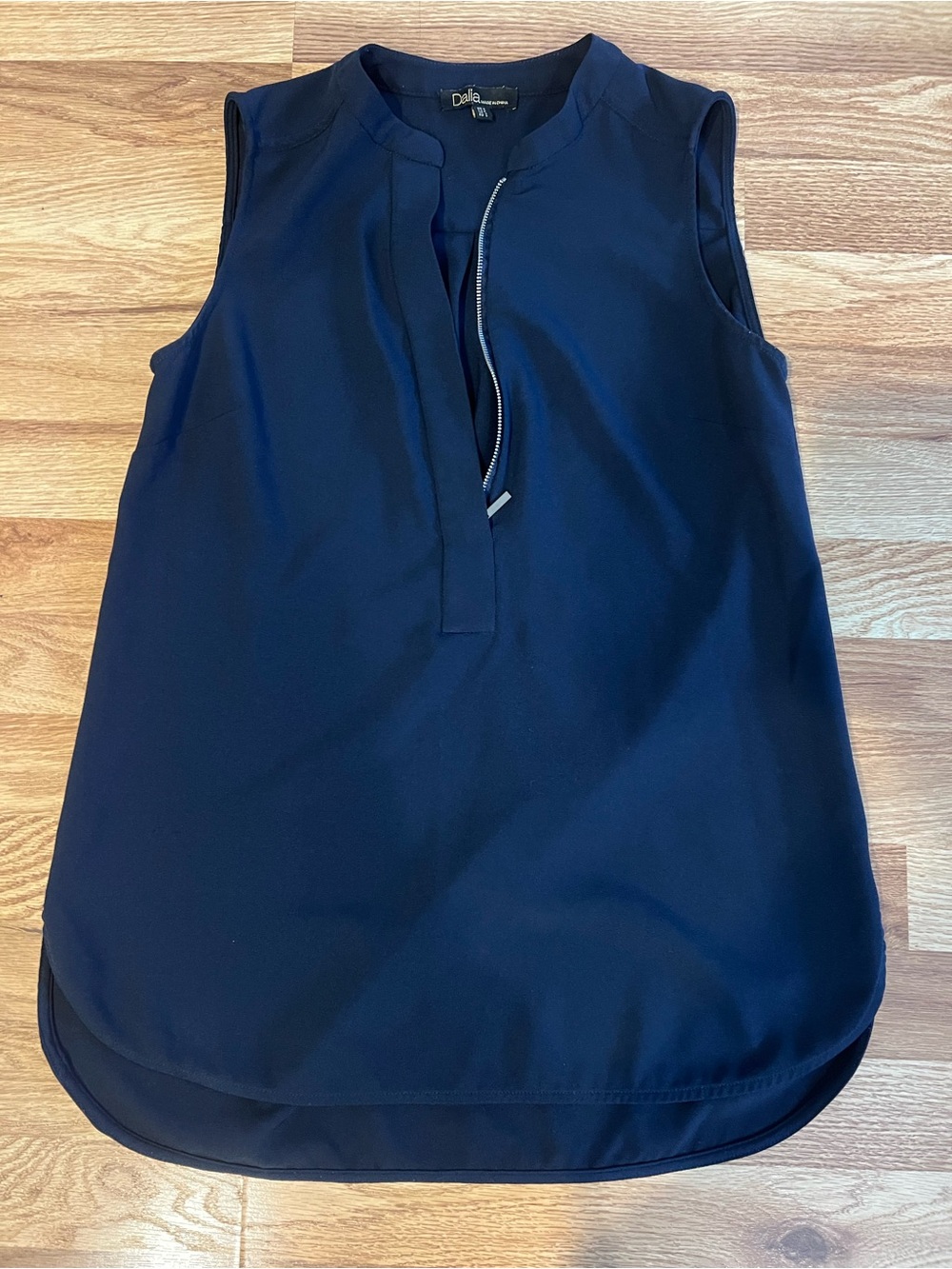 Dalia Women's Navy Solid Sleeveless Zip Neck Blouse Business casual Top sz S